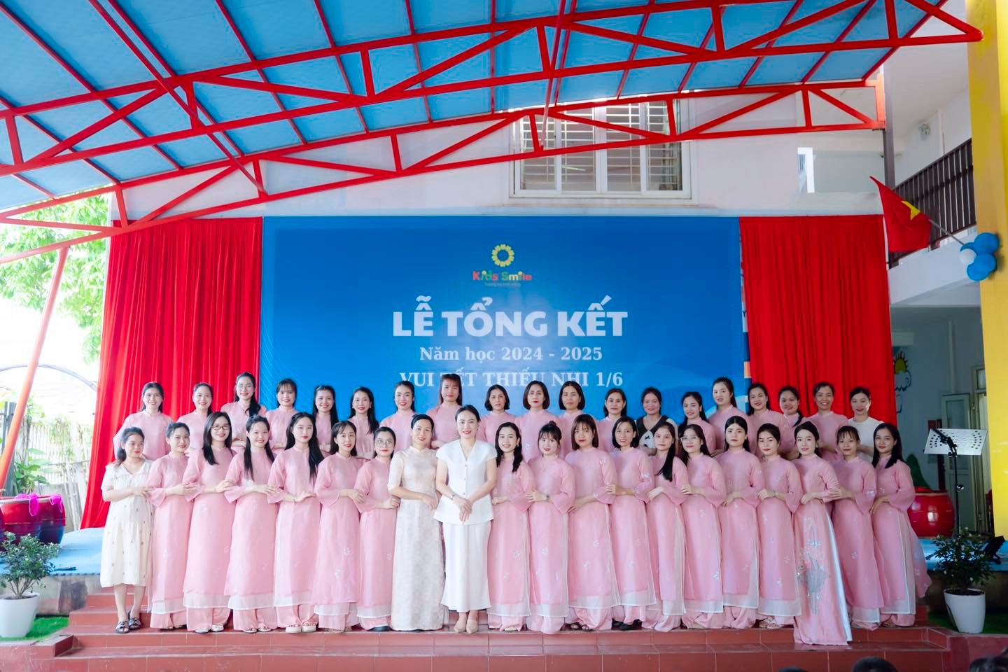 Tập thể giáo viên trường Mầm non Kids' Smile tại lễ tổng kết năm học 2024-2025