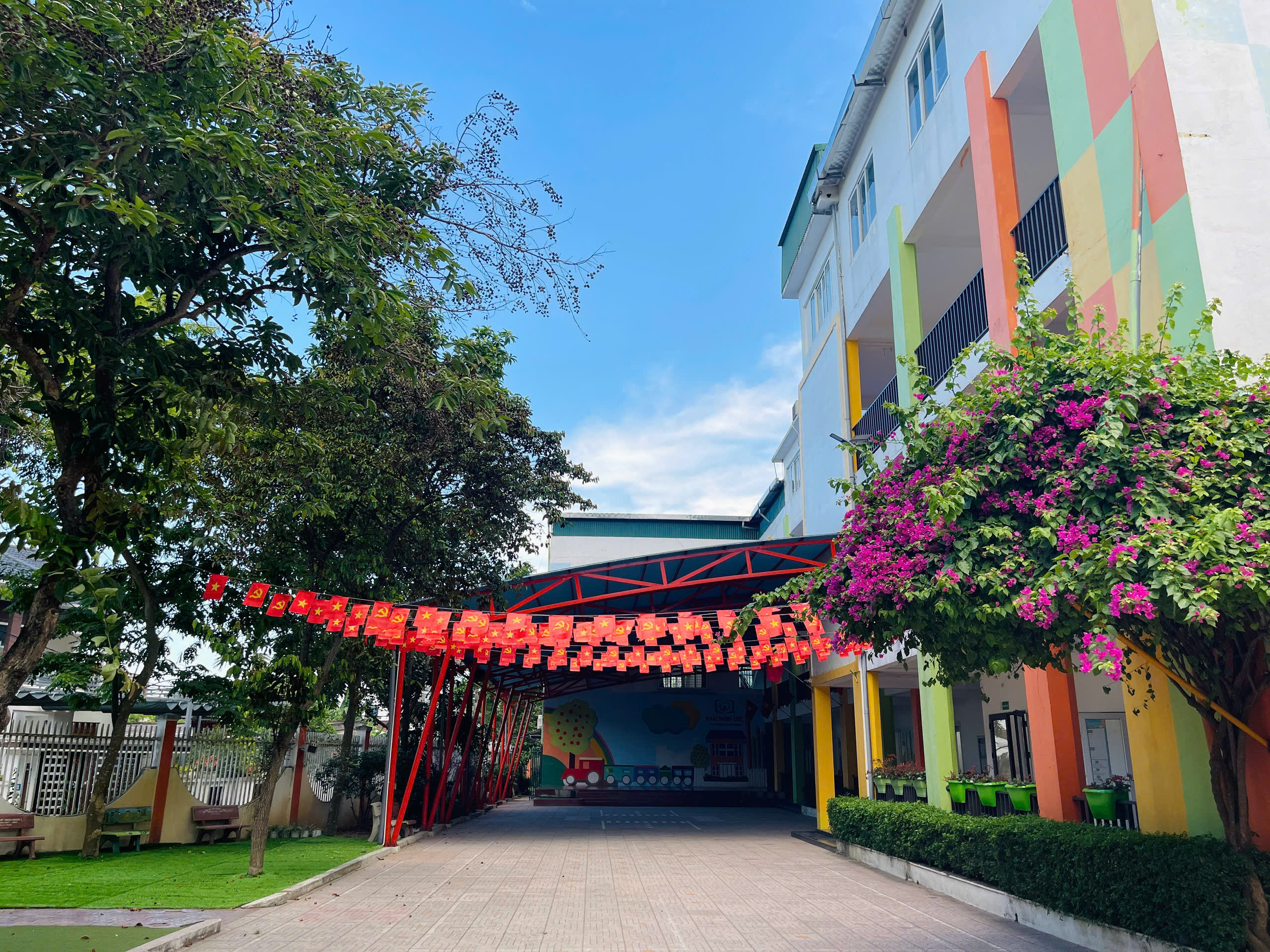 Sân chơi ngoài trời của trường Kids' Smile