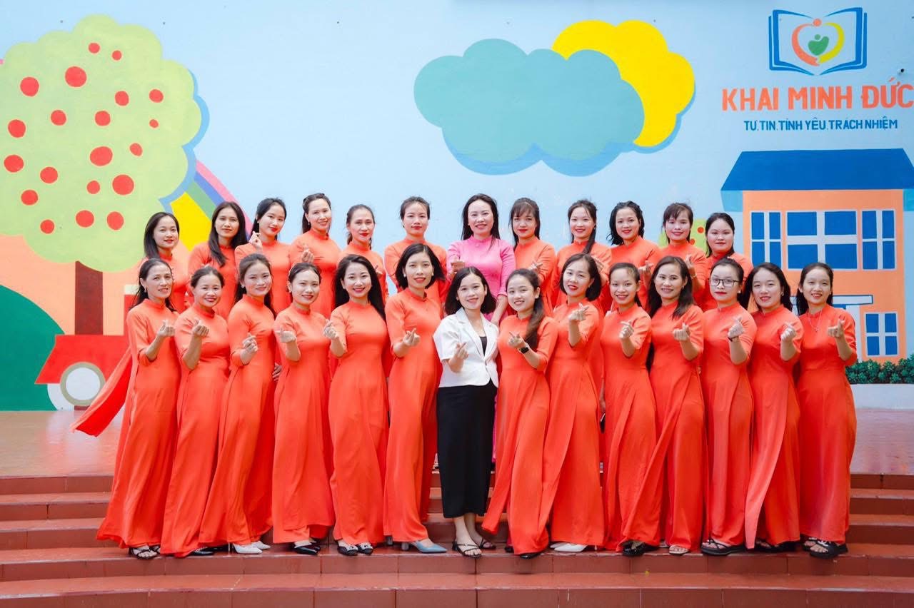 Đội ngũ giáo viên trường Kids' Smile trong trang phục áo dài.